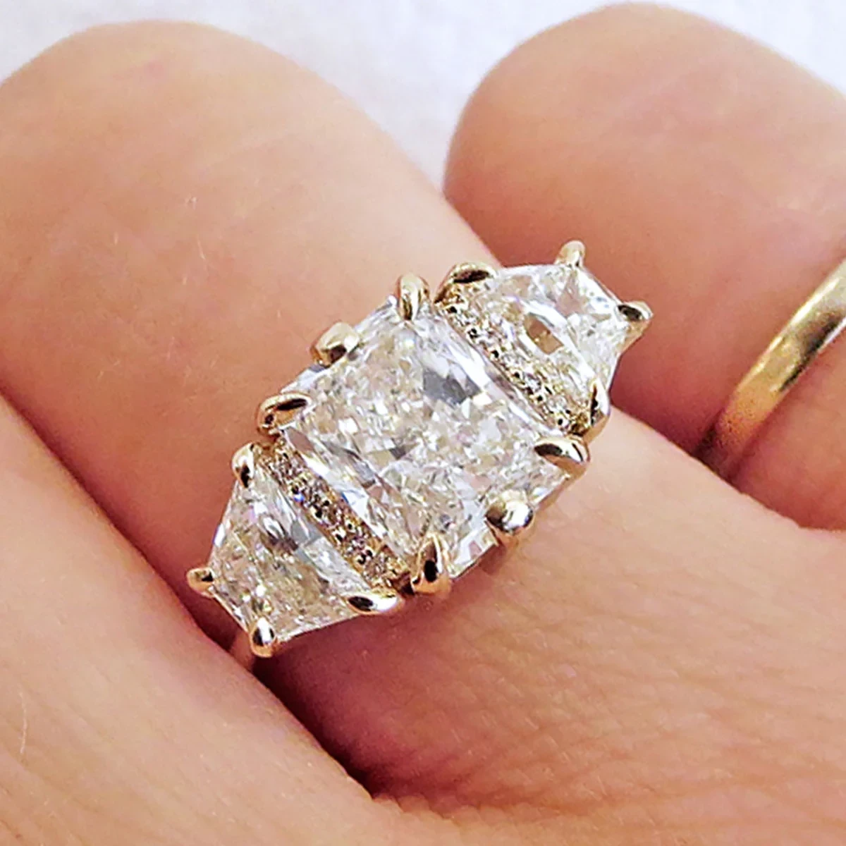 Bea Stardust Ring - Yellow Gold & White Diamond