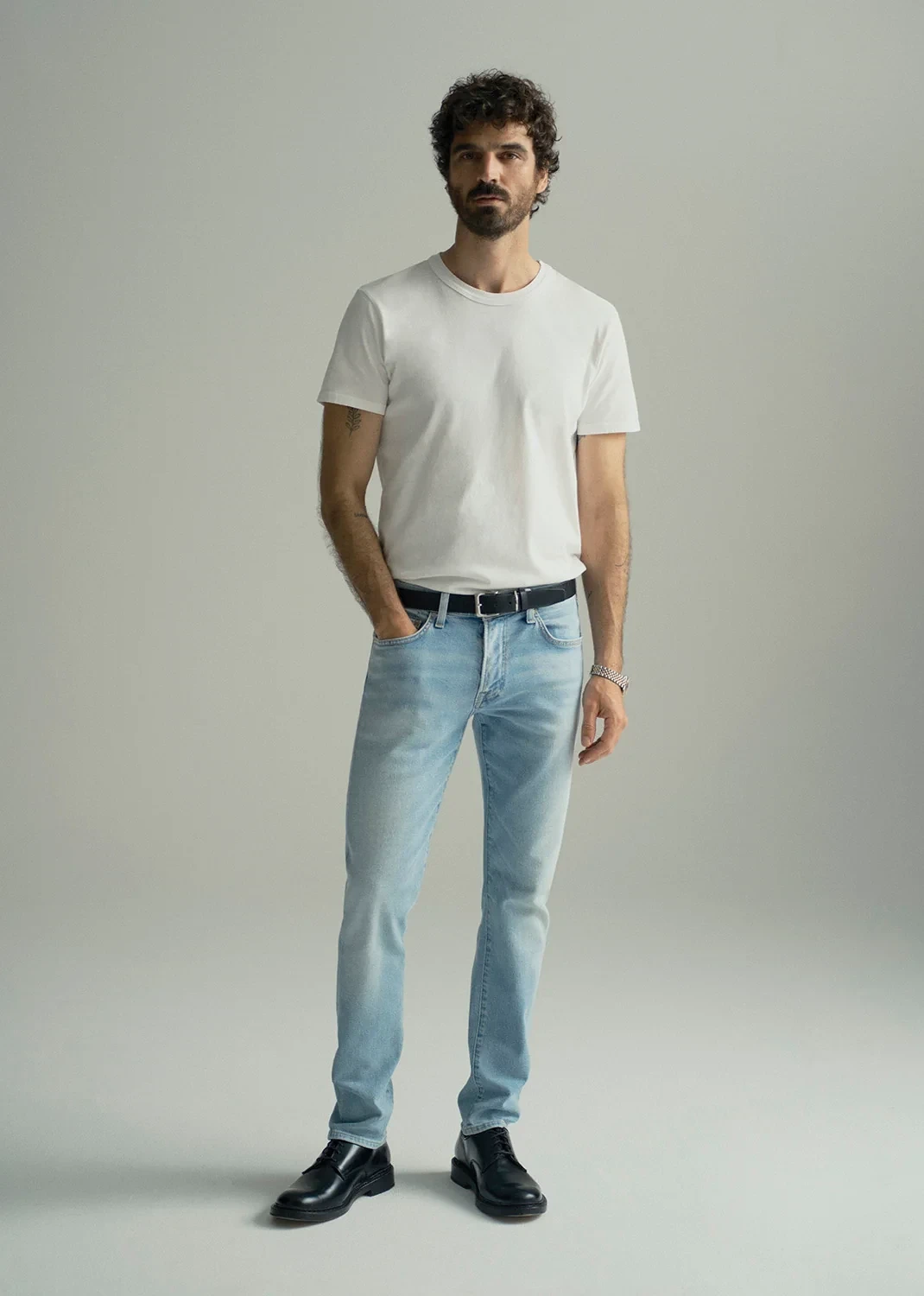 London Tapered Slim Perform in Light Wash