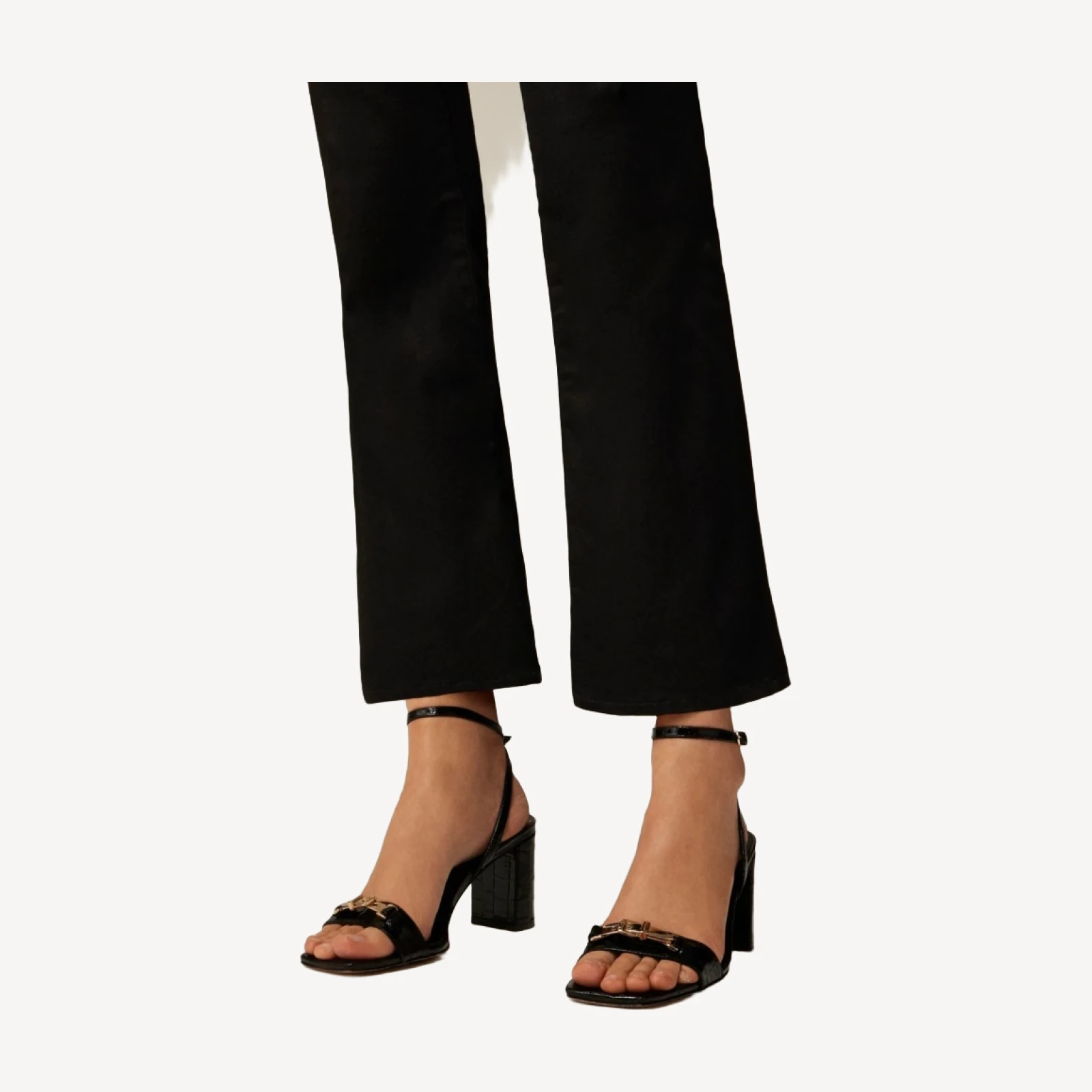 Mid-rise kickout jean