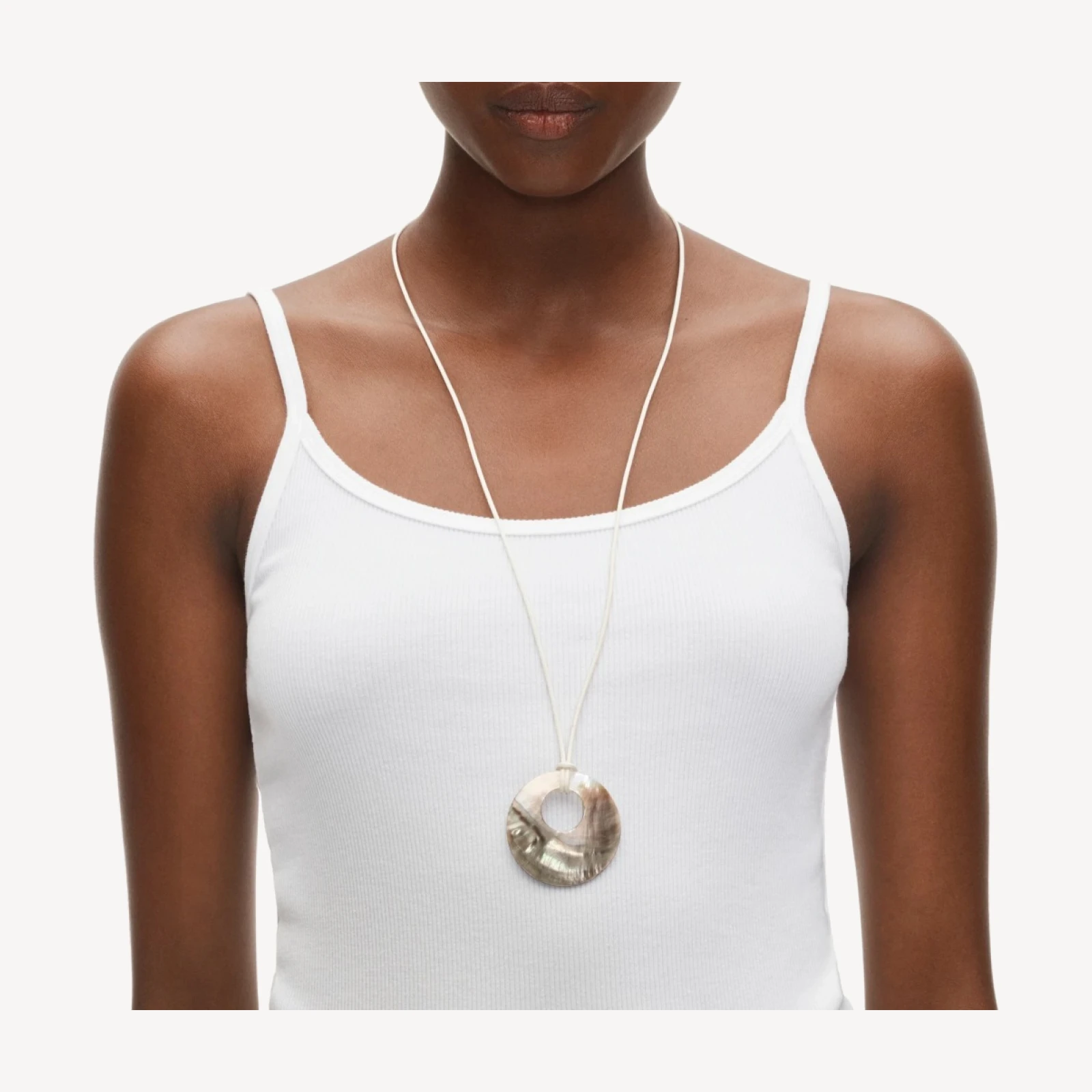 Mother-of-pearl disc necklace