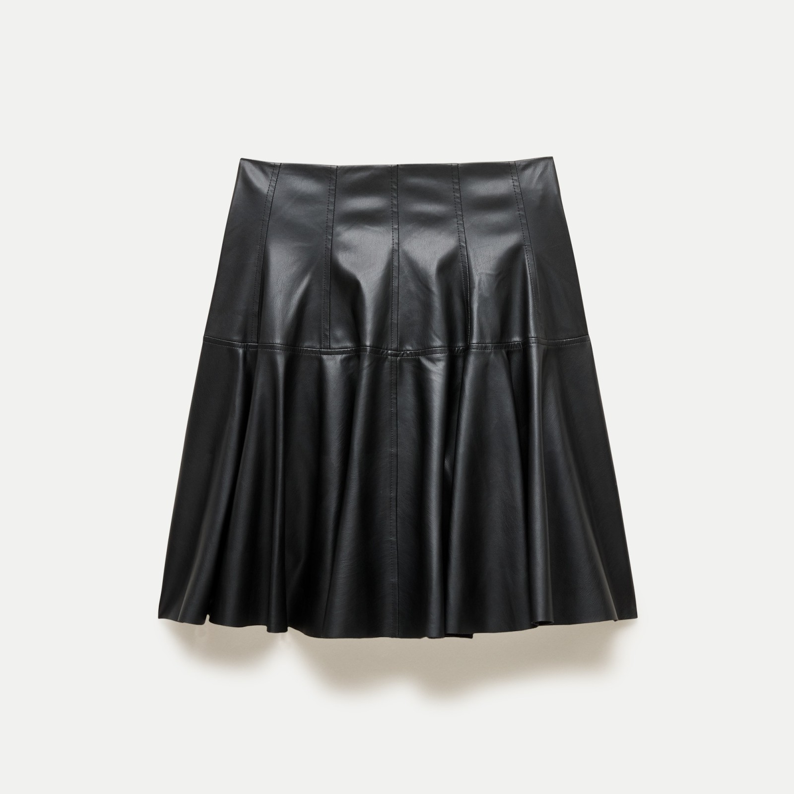 Mini circle skirt in faux leather