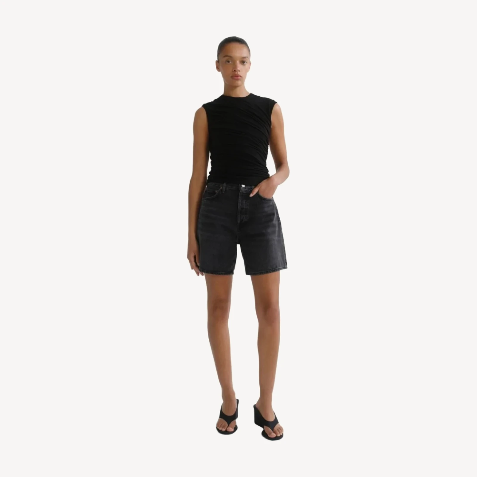 Dame Short (Weightless) in Hitch