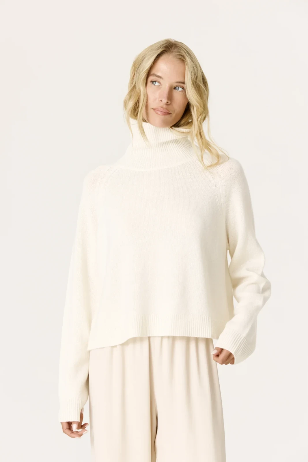 NOELLE TURTLENECK CASHMERE SWEATER - ECRU