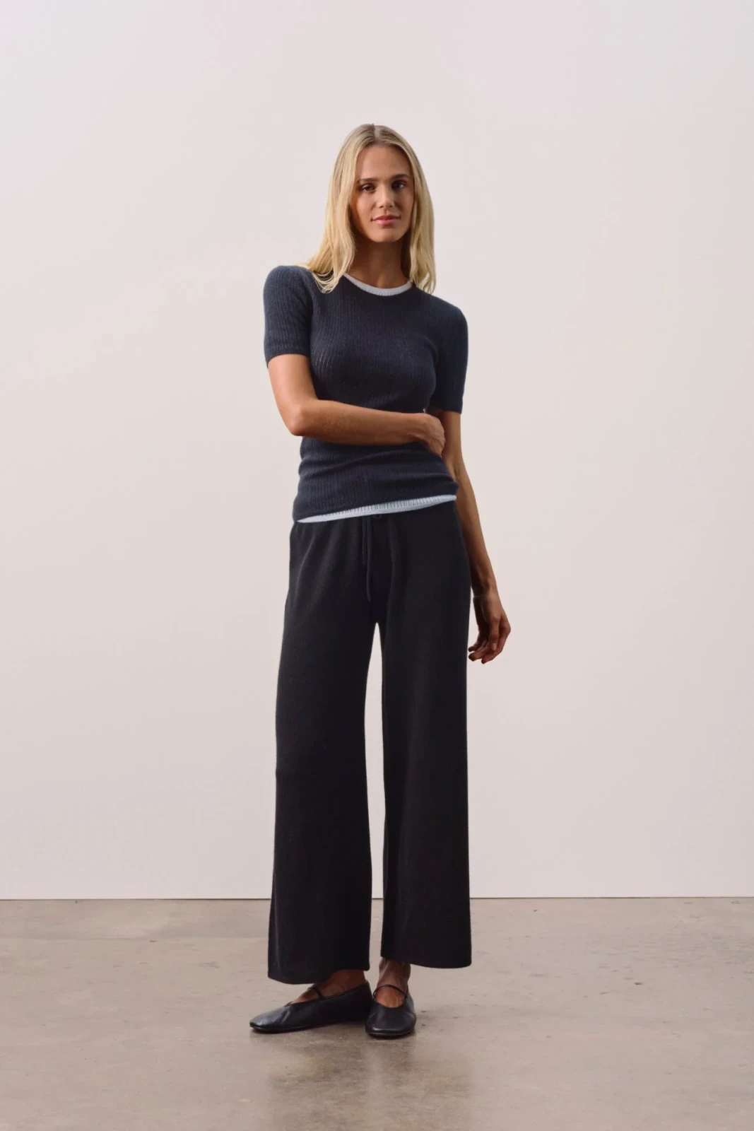 ETTA TRELLIS CASHMERE TEE - BLACK