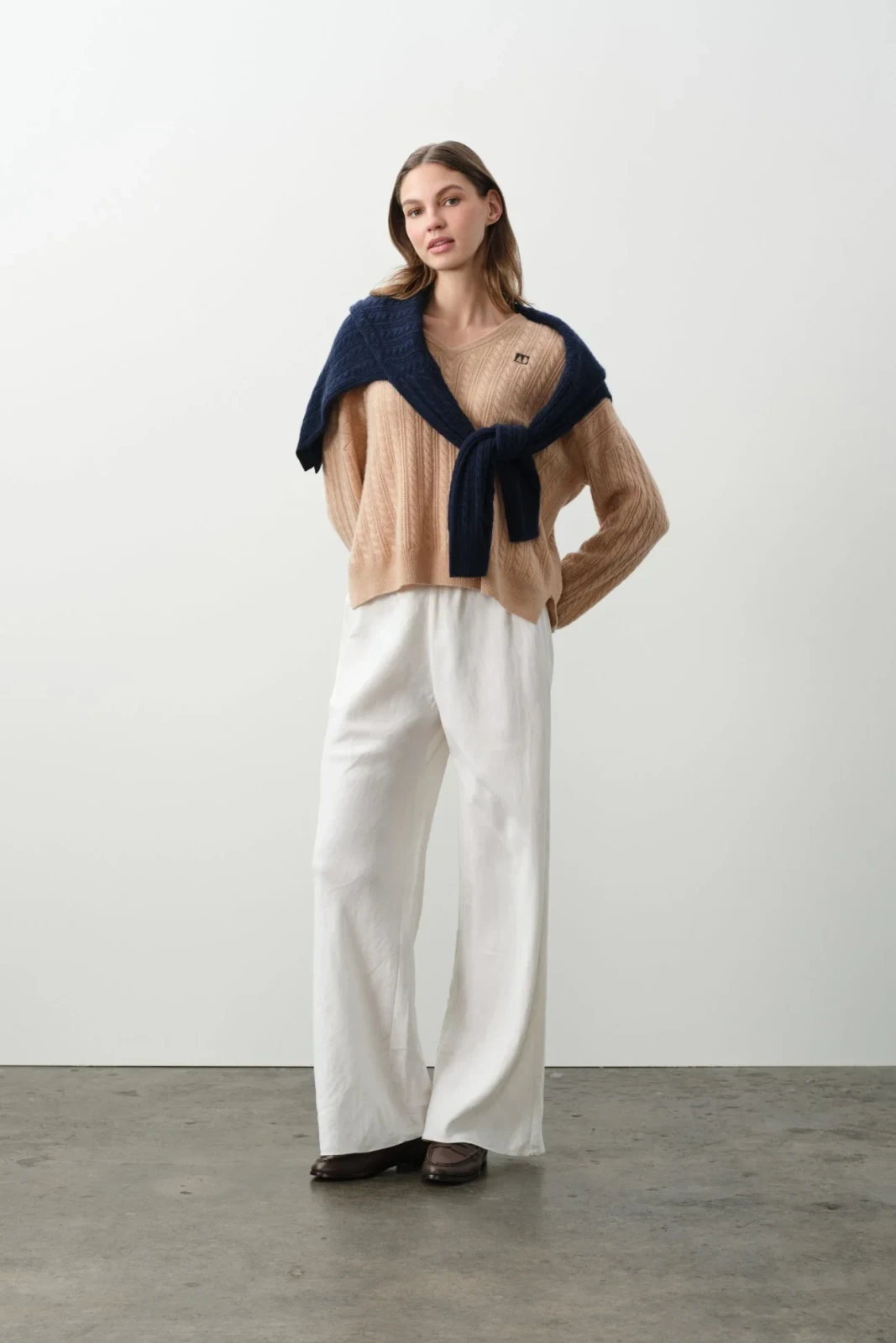 ELINA CASHMERE CABLE KNIT V-NECK - HONEY
