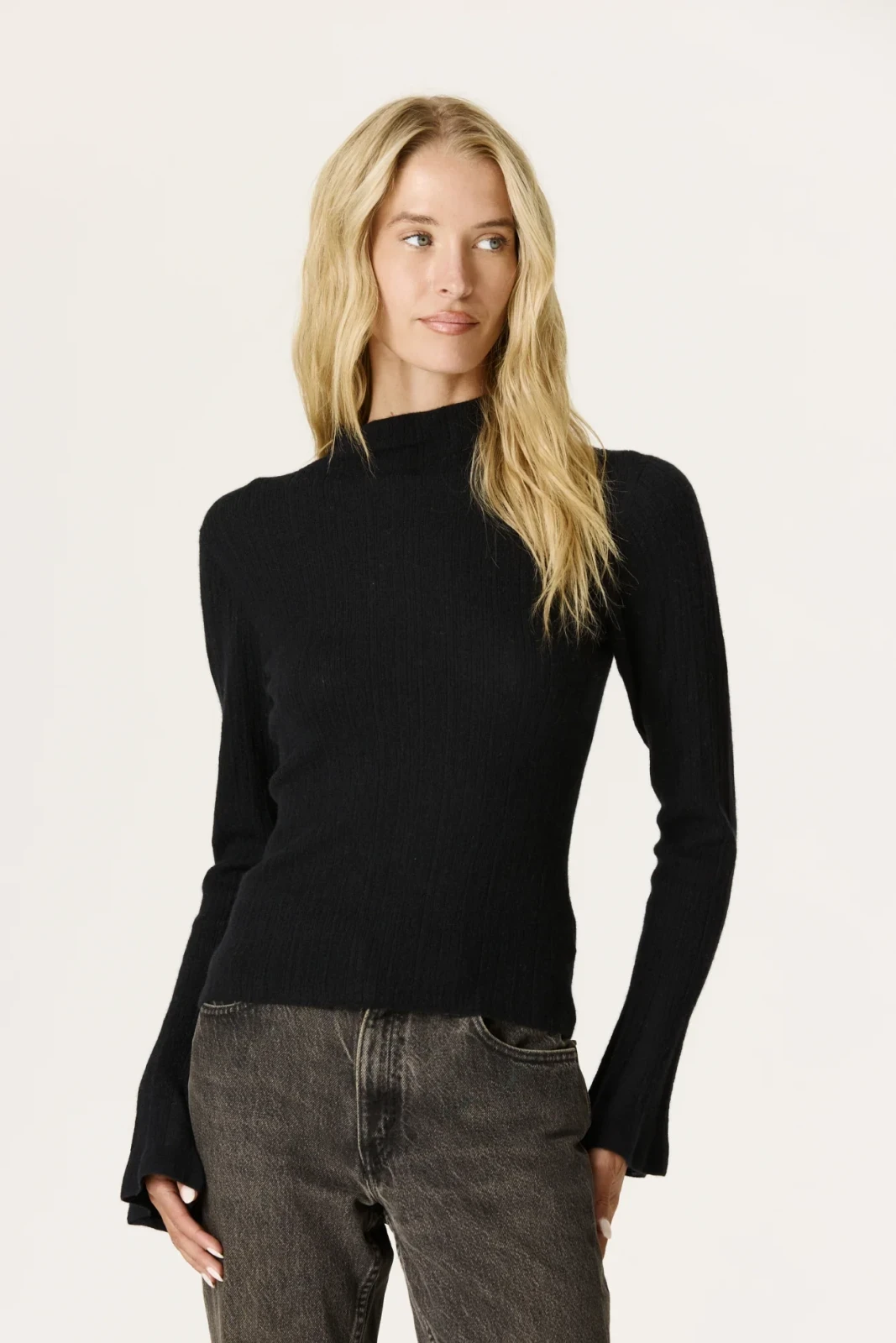 UMA CASHMERE MOCK NECK SWEATER - BLACK