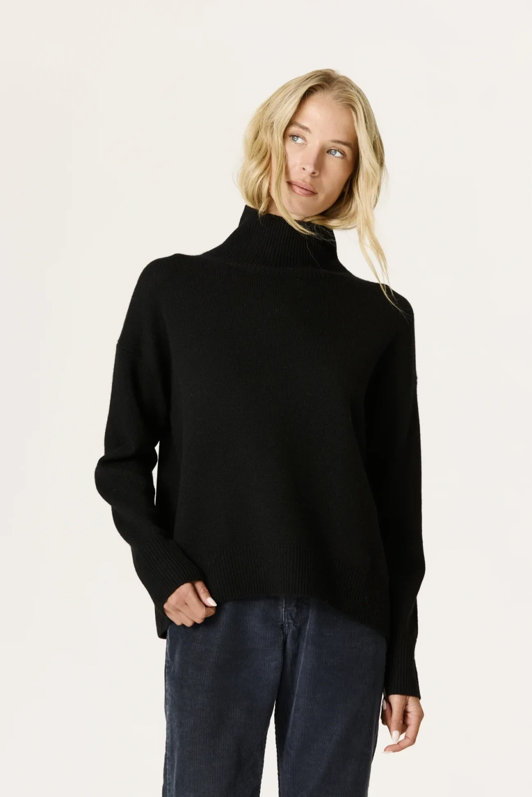 JOSLYNNE OVERSIZED CASHMERE TURTLENECK - BLACK