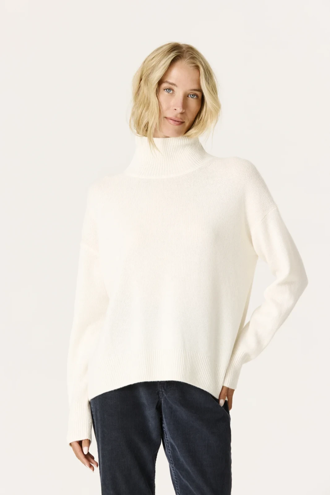 JOSLYNNE OVERSIZED CASHMERE TURTLENECK - ECRU