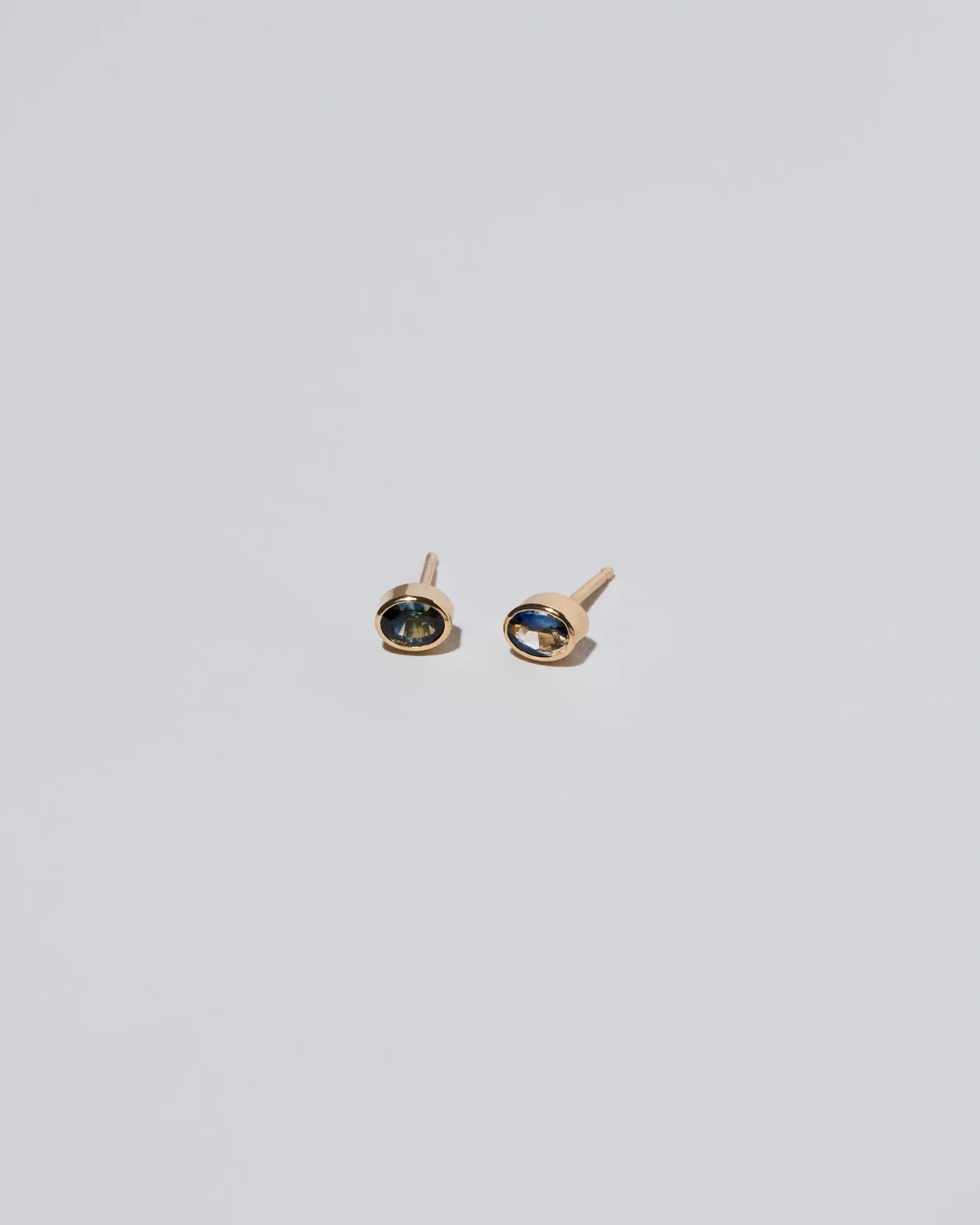 Oval Frame Stud Earrings - Bicolor Sapphire