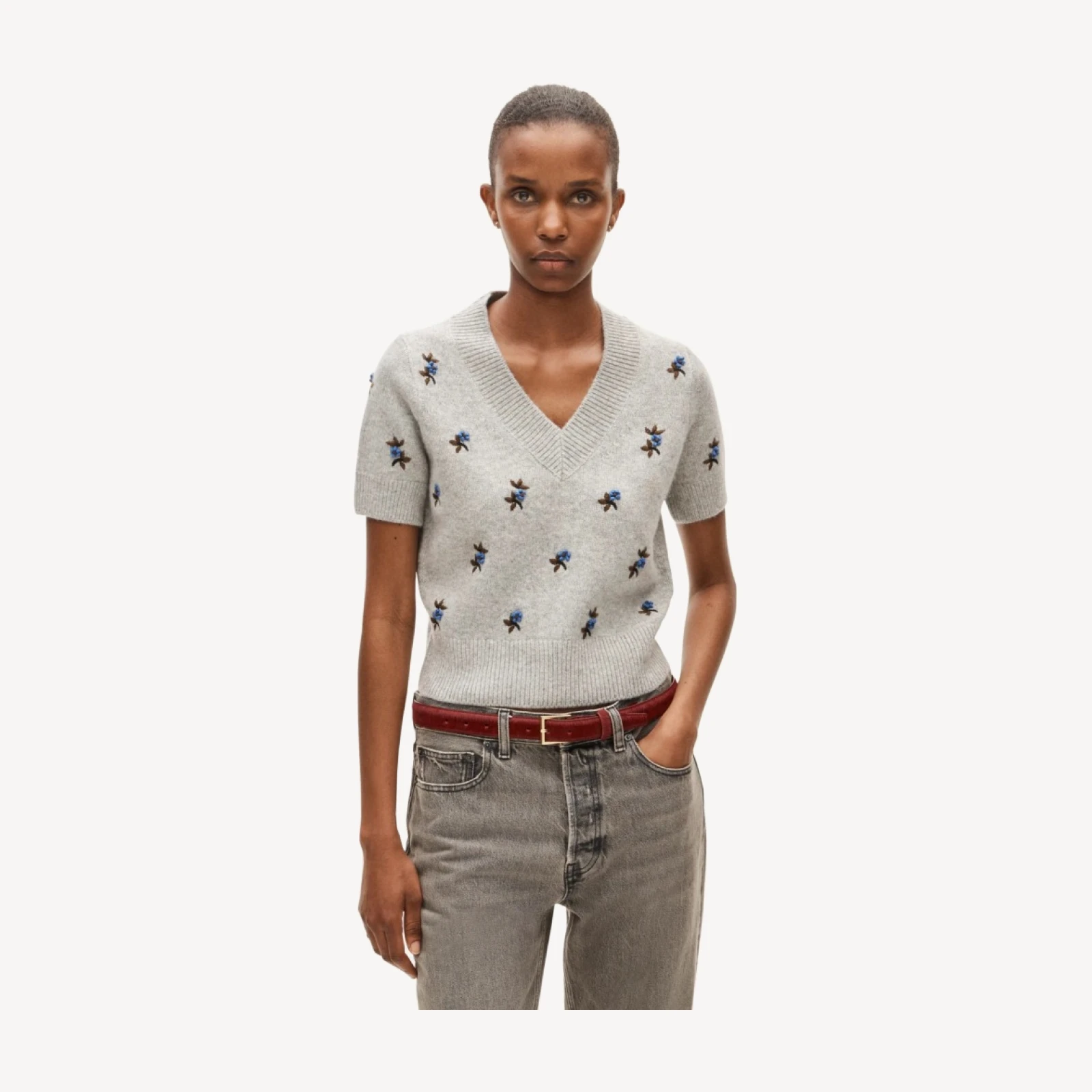 Short-sleeve V-neck sweater in vintage wool with floral embroidery