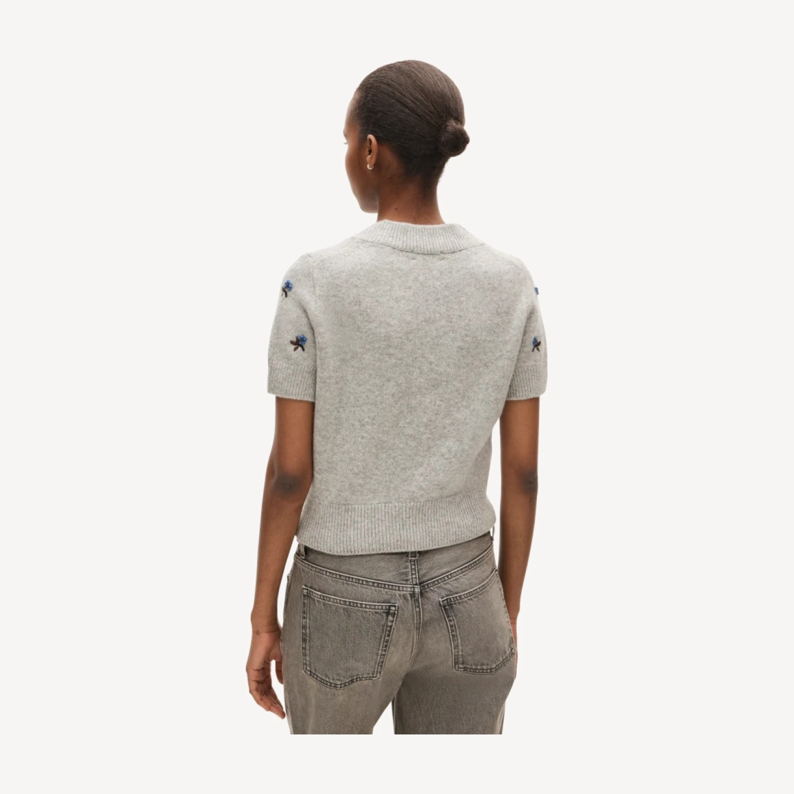 Short-sleeve V-neck sweater in vintage wool with floral embroidery