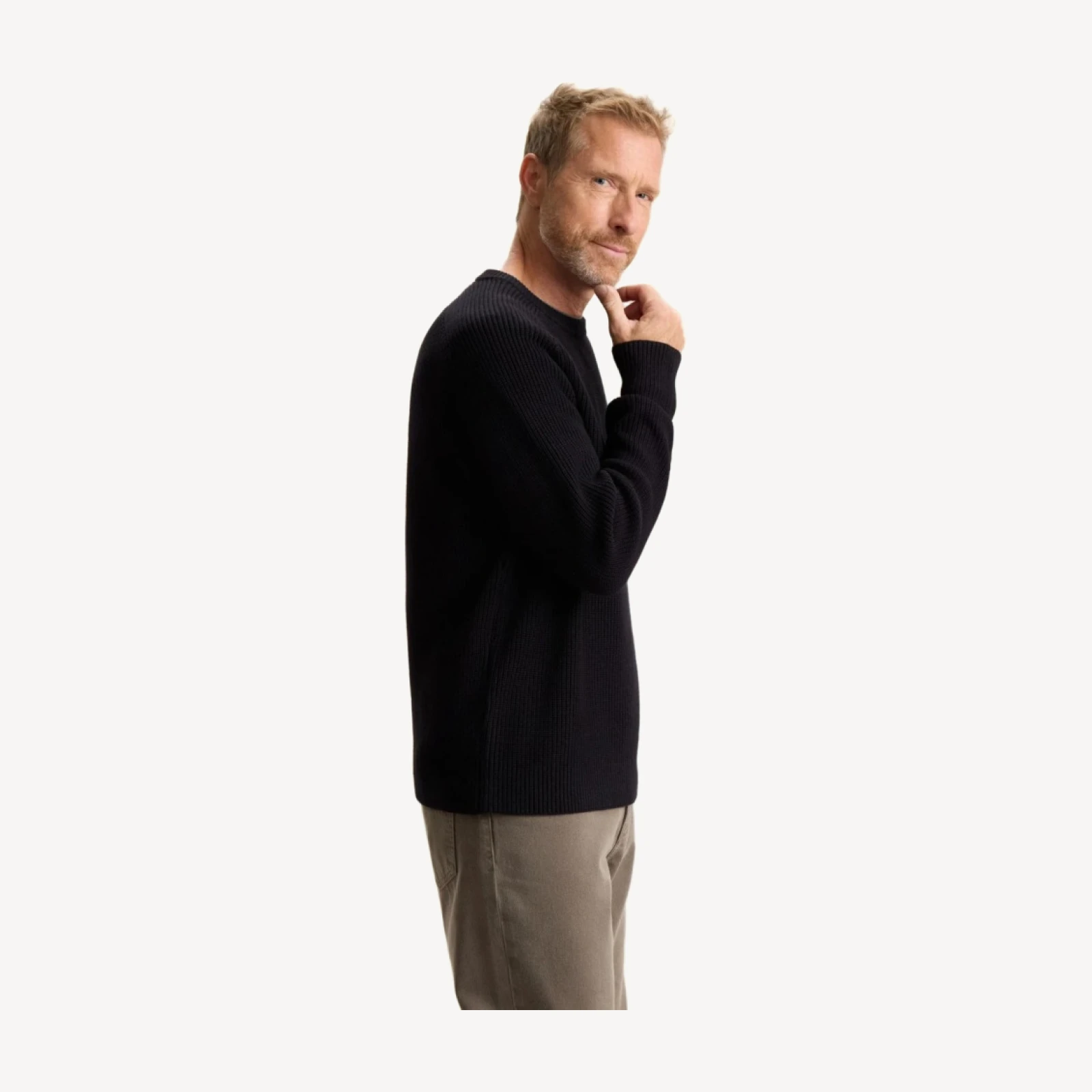 ESSENTIAL CREWNECK SWEATER